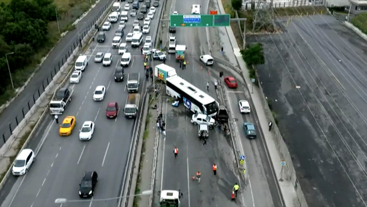 Karşı şeride giren otobüs çok sayıda araca çarptı